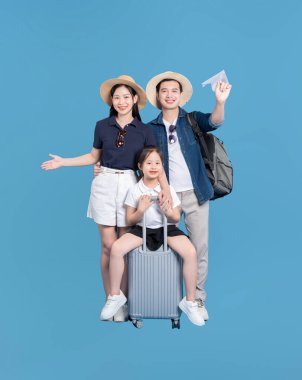 Mutlu bir aile, baba, anne ve kız eğlence dolu bir tatile hazırlanıyorlar.