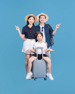 Üç kişilik neşeli bir aile, şapka takıyor ve günlük giysiler giyiyor. Tatil için hazırlar.