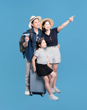 Küçük kızı olan bir aile, mavi bir arkaplanda poz veriyor. Tatil maceralarına hazır.