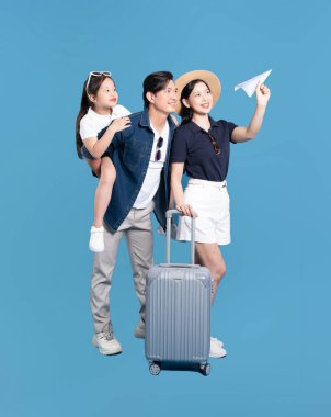 Neşeli bir aile tatile hazır babasının sırtındaki kız kağıt uçakla Mavi arka planla