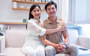 Bir çiftin evdeki kanepede oturup sevgi ve sıcaklık saçtığı sevimli bir an.