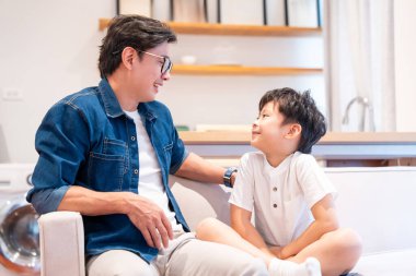 Sevgi dolu bir baba ve oğul samimi, modern, tarafsız bir yaşam alanında samimi bir konuşma yapar.