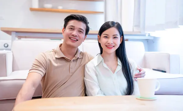 Gülümseyen bir çift evlerindeki rahat ve rahat bir anı paylaşıyor.