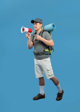 Sırt çantalı ve uyku tulumlu bir yürüyüşçü elinde bir megafon ile mavi üzerinde coşkuyla ileri doğru yürür.
