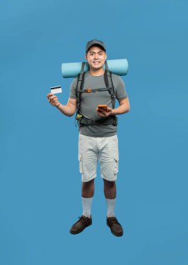 Kartvizit ve telefon kullanan sırt çantalı münferit kıyafet seyahat ve finansmanı.