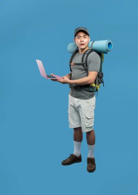 Canlı arkaplanda izole edilmiş bir dizüstü bilgisayar kullanırken erkek sırt çantasının tam karesi şok olmuş gibi görünüyor.