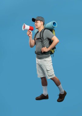 Sırt çantası ve megafonuyla coşkulu bir yürüyüşçü açık hava macerasını teşvik eder.
