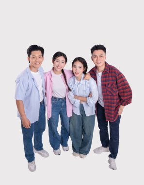 Dört gülümseyen genç yetişkin, pozitiflik ve dostluk saçan bir arkaplan karşısında yan yana duruyorlar.