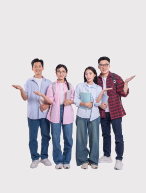 Bir grup genç üniversite öğrencisi gülümseyip beyaz bir arka planın önünde kendilerini tanıtıyorlar.