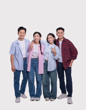 Sıradan giyinmiş, tarafsız bir arkaplana gülümseyen dört yetişkinden oluşan çeşitli bir grup.