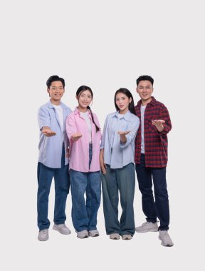 Dört genç yetişkinden oluşan bir grup bir arada duruyor ve açık avuçlarında bir şey sunuyorlar.