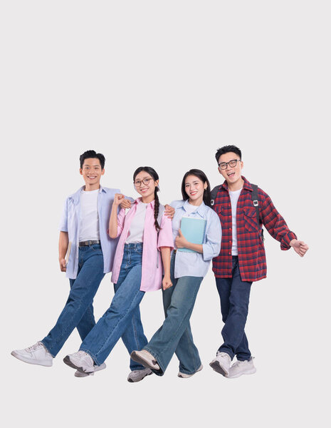 Группа из четырех молодых людей позирует и продвигается вперед, охватывая чувство единства и совместного путешествия.