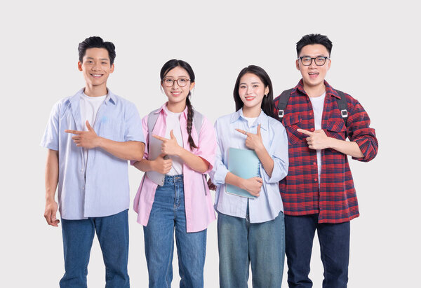 Четверо улыбающихся молодых людей указывают на центр. Они одеты небрежно и держат в руках блокноты.