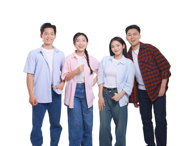 Четверо молодых людей в джинсах и повседневных топах улыбаются на фоне ярко-белого фона студии