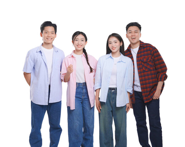 Четыре молодых человека двое мужчин и две женщины стоят улыбаясь на фоне простого фона Счастливое настроение