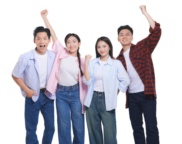 Группа из четырех молодых людей стоит вместе и радуется, поднимая руки.