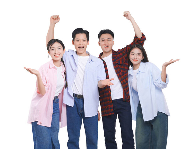 Группа из четырех счастливых молодых людей празднуют и показывают волнение на чистом белом фоне