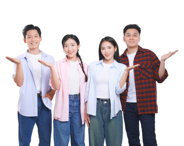 Группа из четырех молодых людей стоит улыбаясь на белом фоне с протянутыми руками, как будто представляя информацию