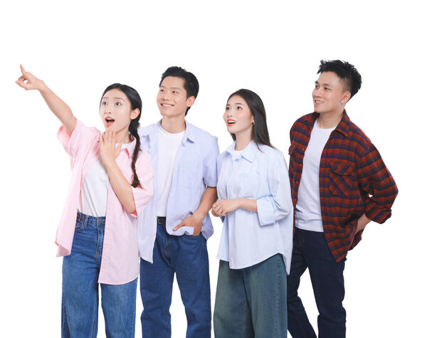 Четыре взволнованных друга стоят плечом к плечу один указывает на что-то удивительное на расстоянии