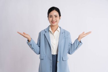 Açık mavi ceketli, gülümseyen kadın iş bağlamında ideal beyaz fon.