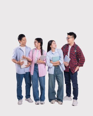 Gündelik giyinmiş dört yetişkin, sohbete dalmış beyaz bir zemine karşı ayakta duruyor. Kitapları tutuyorlar.