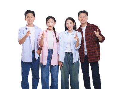 Gülümseyen dört kişi doğrudan kamerayı işaret ederek dinamik ve çekici bir görüntü yaratıyor.