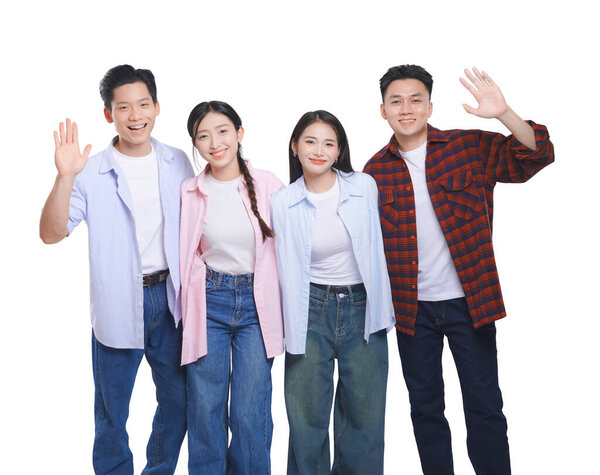 Четверо веселых молодых людей двое мужчин и две женщины машут и улыбаются на ярком белом фоне