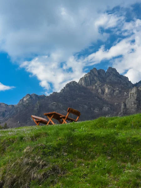 一个休息的地方 由木制长椅和桌子组成 美丽的景色朝向科齐亚山脉的岩石峰顶和峰顶 罗马尼亚喀尔巴阡山 — 图库照片