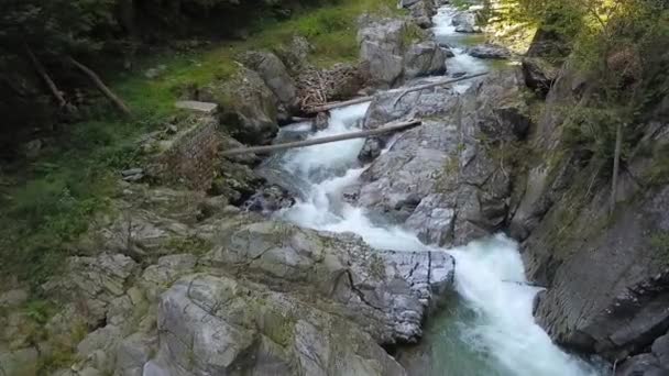 Voando Acima Rápido Rio Montanha Que Flui Através Estreitas Paredes — Vídeo de Stock