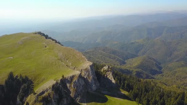 Fliegen Über Einem Hochplateau Den Bergen Die Steilen Klippen Und — Stockvideo