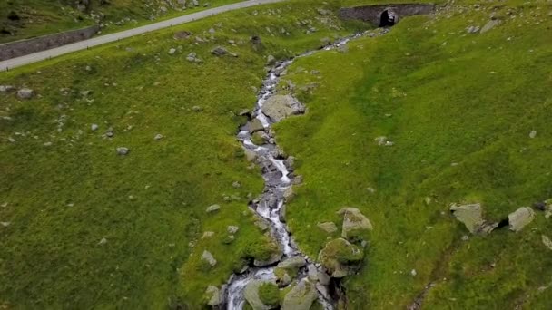 Yokuş Aşağı Akan Hızlı Bir Nehrin Üzerinde Uçarken Bir Dağ — Stok video