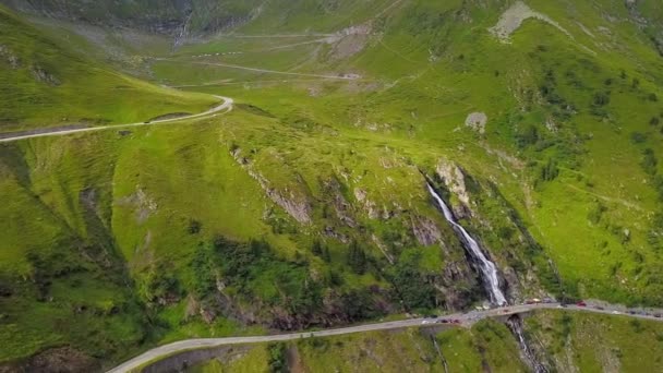 Trasfagarasan 도로의 Fagaras 산맥의 능선을 떨어지는 폭포의 콜드론은 바위와 잔디로 — 비디오