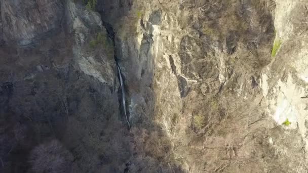 Dar Bir Kanyon Boyunca Dikey Keskin Bir Uçurumdan Akan Bir — Stok video