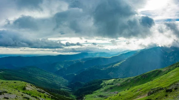 阳光透过帕朗山上方的暴风雨云照耀着 当太阳光穿透雨云时 可以看到一个壮观的天空 Carpathian Massif 罗马尼亚 — 图库照片
