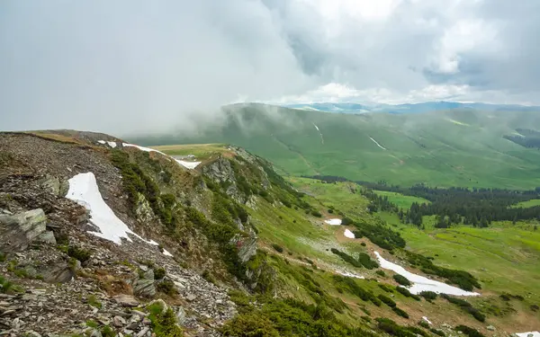 Stormfulde Skyer Lav Højde Tåge Dækker Bjergtoppe Alpine Græsarealer Capatanii - Stock-foto