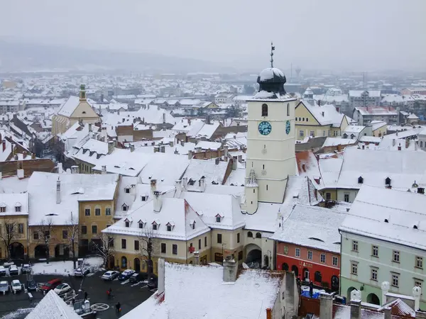 Sibiu Konsey Kulesi, kış mevsiminde. Kasaba evlerinin eski, ortaçağ mimarisi bir kar tabakasının altında uyur. Romanya.
