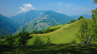 Latoritei Dağları 'ndaki güneşli tepeler. Bu kırsal alan Strategica yolunun yakınında bulunabilir. Massif 'in tepelerinden geçen bir dağ yolu. Ciungetu, Carpathia, Romanya.