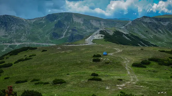 横贯高山路的景色 在Urdele峰附近山松丛生的高山牧场上 有一条土路蜿蜒曲折 罗马尼亚喀尔巴阡山 — 图库照片