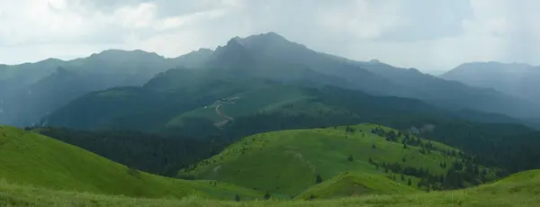 乔卡斯山脉的高原牧场上的阴霾和暴风雨的气氛 山顶上覆盖着大雨 罗马尼亚喀尔巴阡山 — 图库照片