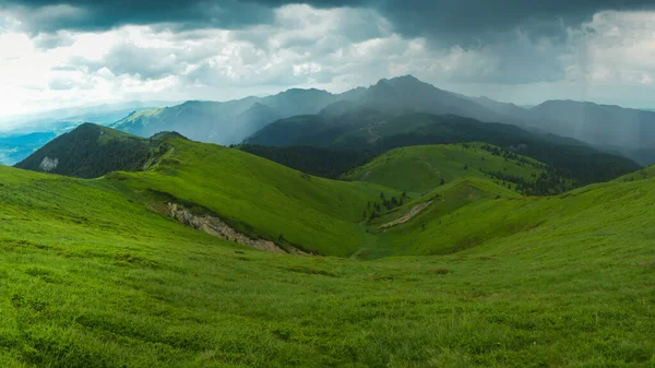 罗马尼亚喀尔巴阡山脉春季高耸入云 — 图库照片