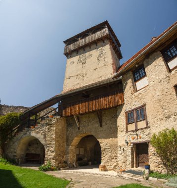 Calnic Ortaçağ kalesinin iç manzarası. Kiliseyi çevreleyen taş duvarları olan eski savunma kalesi Transilvanya 'nın kırsal bir bölgesinde inşa edildi. Dar tüneli ile geçit ayrıntıları.