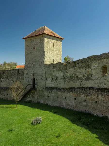 Eski bir kalenin ortaçağ kulesi. Eski taş duvarlar harabeye dönmüştü. Savunma kalesi Romanya 'nın Transilvanya kentinde bulunuyor. 