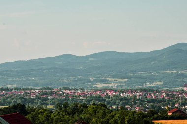 Manzarası şehir manzarası ve dağları arka planda olan manzara.