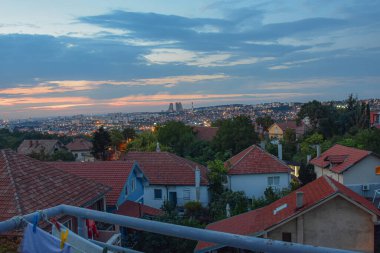 Belgrad kentinin panoramasının balkonundan manzara. Yüksek binalar ve aile evleri