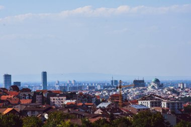 Belgrad 'ın merkezi panoramik manzarası. Şehrin eski kısmı ve şehrin inşaat halindeki vinçleri olan kısmı.