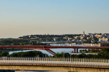 Sava Nehri üzerindeki köprüler. Arka planda Belgrad 'ın eski kısmı, park ve Kalemegda kalesi yer alıyor.