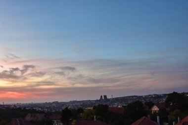 Günbatımının sihirli ışığı ve nazik bulutlar. Belgrad 'da akşam