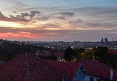 Belgrad manzarasının üzerindeki mor gün batımı gökyüzü
