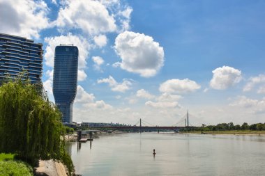 Bulutlar bulutların arasından süzülen güneş ışınları, açık mavi gökyüzünde çarpıcı bir ışık.