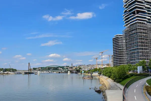 Yapının etrafında vinçler ve ağır ekipmanlar görülürken, Belgrad Rıhtımı ve arka planda eski şehir silueti yer alıyor. Büyük altyapı geçişi başladı.